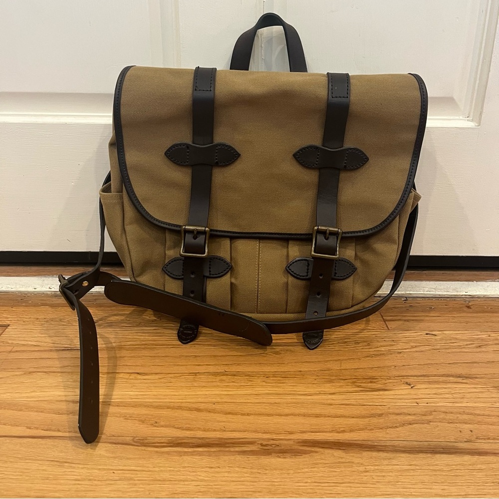 NWOT Filson Twill dark tan messenger bag medium size